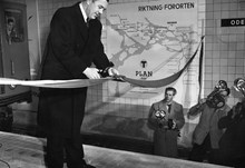 Prins Bertil inviger tunnelbanesträckningen Kungsgatan/Hötorget - Vällingby vid Odenplans tunnelbanestation genom att klippa av det blågula bandet framför premiärtåget.