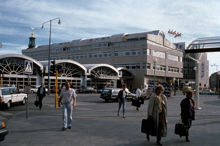 Norrmalm. Entré till Centralstationen från Klarabergsviadukten. I bakgrunden postterminalen Stockholm - Klara.