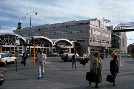 gatubild med människor som går över Klarabergsviadukten. i bakgrunden gamla postterminalen och Centralstationen. 
