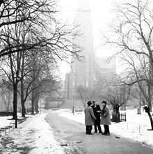 Johannes kyrkogård med Johannes kyrka, från väster. Tre män i förgrunden