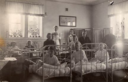 Svartvitt fotografi på pojkar i sovsal från Frimurarbarnhuset