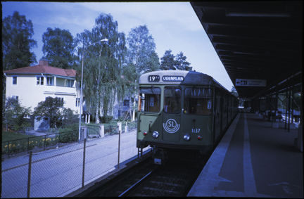 Ett grönt tunnelbanetåg har stannat till vid Sturebys tunnelbanestation 1990.