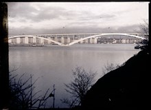 Västerbron vitmålad med Norr Mälarstrand i bakgrunden