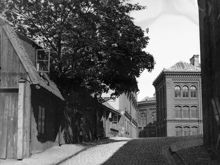 Fredmansgatan österut mot Högre allmänna läroverket å Södermalm, nuvarande Södra latins gymnasium. T.v. Fredmansgatan 4 och 2