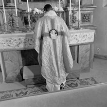 Bromma kyrka. Prästen klädd i mässhake