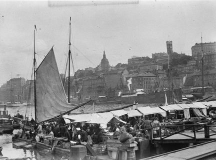 Fiskarhamnen med Södermalm i bakgrunden
