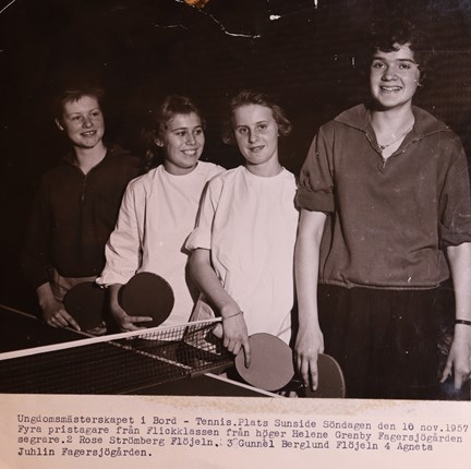 Svartvitt fotografi på ungdomar vid pingisbord på ungdomsgård