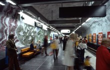 Väntande trafikanter på tunnelbanestation Tensta