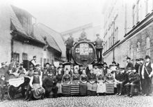 Luntmakargatan 18. Personalgrupp på gården till Grönwalls bryggeri