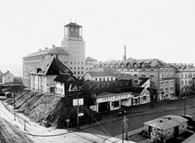 Vy mot sydväst över korsningen av Götgatan och Ringvägen och kvarteret Åkern med Åhlén & Holms varuhus i fonden