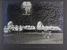 Sällskapet barnavård - spädbarn i trädgården