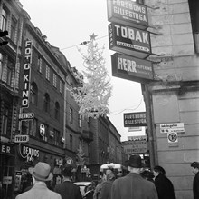 Drottninggatan norrut från korsningen Jakobsgatan/Drottninggatan. Julgranar pyntar vägen