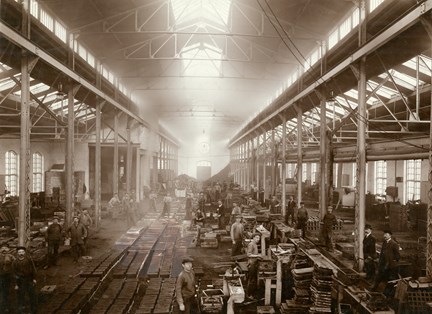 Svartvitt foto på en fabriksinteriör. 