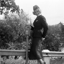 Mannekängen/modellen Monika Andersson visar uniformen till de första parkeringsvakterna. Enbart kvinnor anställdes