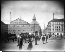 Ladugårdslandstorg, nuvarande Östermalmstorg. Mot fonden Humlegårdsgatan västerut