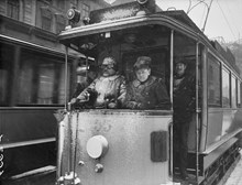 Spårvagn i snöväder. Spårvagnsförarna stod utsatta för snö och blåst