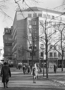Vy från Hamngatan mot Kungsträdgårdsgatan 22, byggt 1944. Åtvidabergshuset