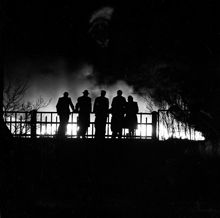 Eldsvåda vid Finnboda Varv. Åskådare i motljus