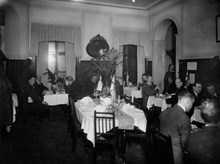Interiör, andraklassmatsalen med gäster. Restaurang Röda Stugan.
