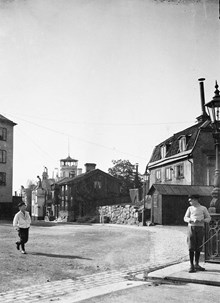 Två pojkar vid Skinnarviksgatan 15 och 13. Skinnarviksgatan västerut från hörnet av Lundagatan vid Torkel Knutssonsgatan. Nuvarande Ludvigsbergsgatan 10 västerut från Torkel Knutssonsgatan