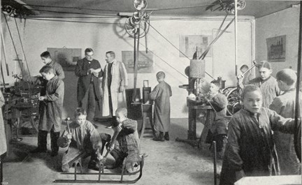 Svartvitt fotografi på pojkar från Frimurarbarnhuset under slöjdlektion