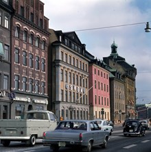 Stockholms Rederi AB Svea. Exteriör av bolagets kontor, med biltrafik.