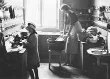 Bostad i folkskolan, Linnégatan 37. Kvinna sysselsatt med tvätt