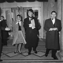 Kungsgatan 63, Oscarsteatern, foajé. Karl Gerhard med sin dotter Fatima