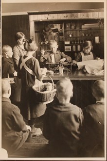 Barn från Slagsta skola leker affär