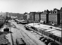 Vy söderut. Till höger bl a Stockholms Rederi AB Sveas huvudkontor vid Skeppsbron 28.