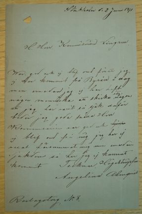 Handskriven text med sirlig skrivstil