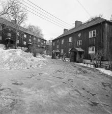 2 - våningslängor med provisoriska bostäder. Längor med förstukvistar. Vanadislunden