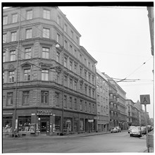 Karlavägen vid Brahegatan. I hörnet "K. Olofssons Tobak".