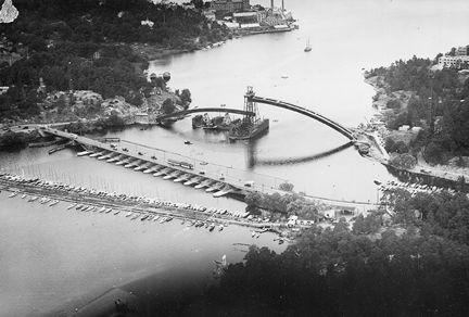 Tranebergsbron under byggnad, betongspannen är ännu inte resta.