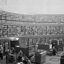 Besökare i Stadsbiblioteket