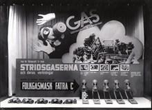 Folkgasmask Fatra C i skyltfönstret på MEA