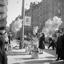 Ballongförsäljning vid Hantverkargatan österut i hörnet av Fridhemsgatan och Fridhemsplan. T.h. Hantverkargatan 87, kv. Slaggen, tidigare kv. Karlsvik