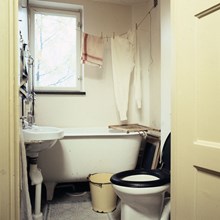 Interiör från badrummet i Stadsmuseets museilägenhet i barnrikehuset vid Stickelbärsvägen 7.