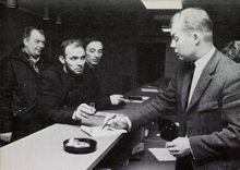 Invandrare ställer frågor på Immigrant Service