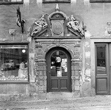 Portal i Schantzska huset Stortorget 20. Entré till en livsmedels- och mjölkaffär.