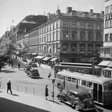 Hamngatan västerut från Kungsträdgårdsgatan. Norrlandsgatan 1 t.h. Varuhuset NK i fonden