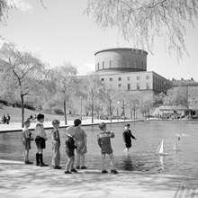 Plaskdammen vid Sveavägen. Stadsbiblioteket i fonden