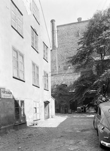 Mäster Samuelsgatan 40, gården österut. Bleck- och plåtslagare Firma Algot Svensson. Brandmuren hör till Mäster Samuelsgatan 38. Här går numera Sveavägen norr om Sergels Torg