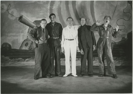 Fotografi på varvsarbetare som sätter upp pjäsen Vårknas