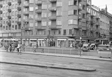 Odengatan 71, EPA (Enhetspris AB). Vy från Odenplan mot EPA:s skyltfönster och mot hörnet Odengatan - Vegagatan