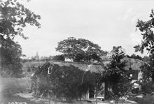 Utsikt över Vita Bergen från Lilla Mejtens Gränd. Här på berget byggs Sofia kyrka 1902-1906. Katarina kyrkas torn ses t.v. i fonden