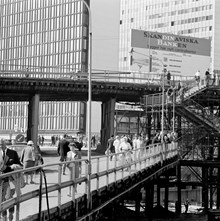 Det provisoriska brosystemet vid byggnationerna kring nuvarande Sergels Torg. I bakgrunden t.v. femte hötorgshuset