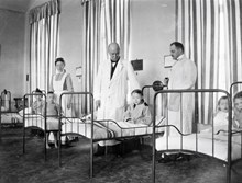 Sjuksal vid Kronprinsessan Lovisas vårdanstalt för sjuka barn år 1918.