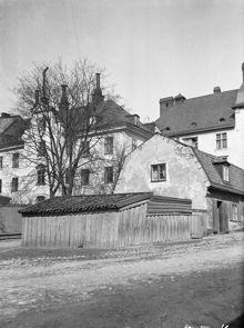 Parmmätarehuset vid Parmmätargatan 1, nu Kungsholms Hamnplan 5. Då kv. Bryggaren 7, nu kv. Vattuormen. I fonden ligger Garvargatan 1, kv. Vattuormen