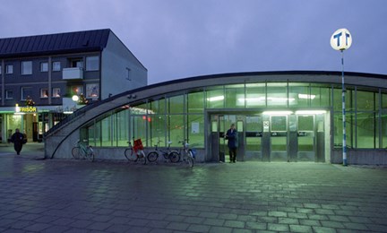 Tunnelbanenedgång i skymning.